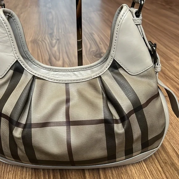 A40- 💯 % authentic Burberry shoulder bag - Picture 9 of 16